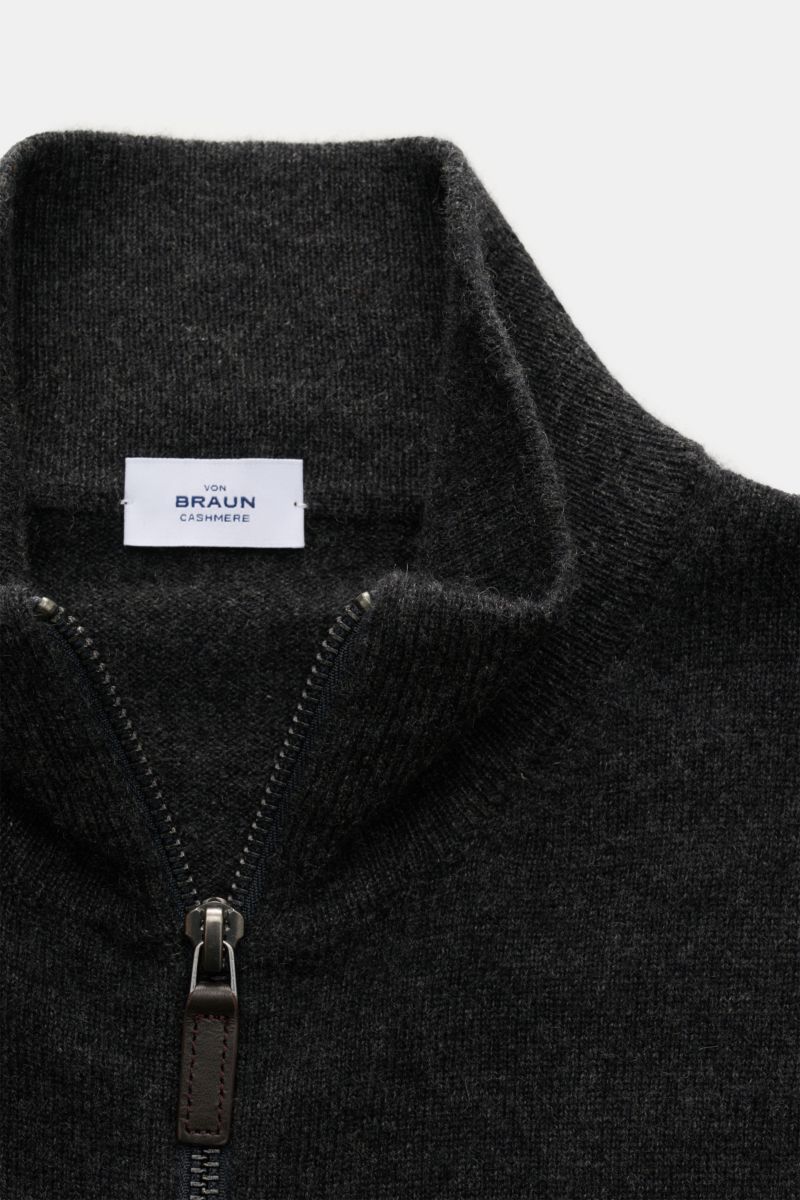 Close-up front view of von Braun Cashmere cardigan dark grey melange with zip and standing collar, showcasing fine knit texture.

A luxurious basic for cold days: This VON BRAUN cardigan in Mongolian cashmere is an elegant layering piece for autumn a