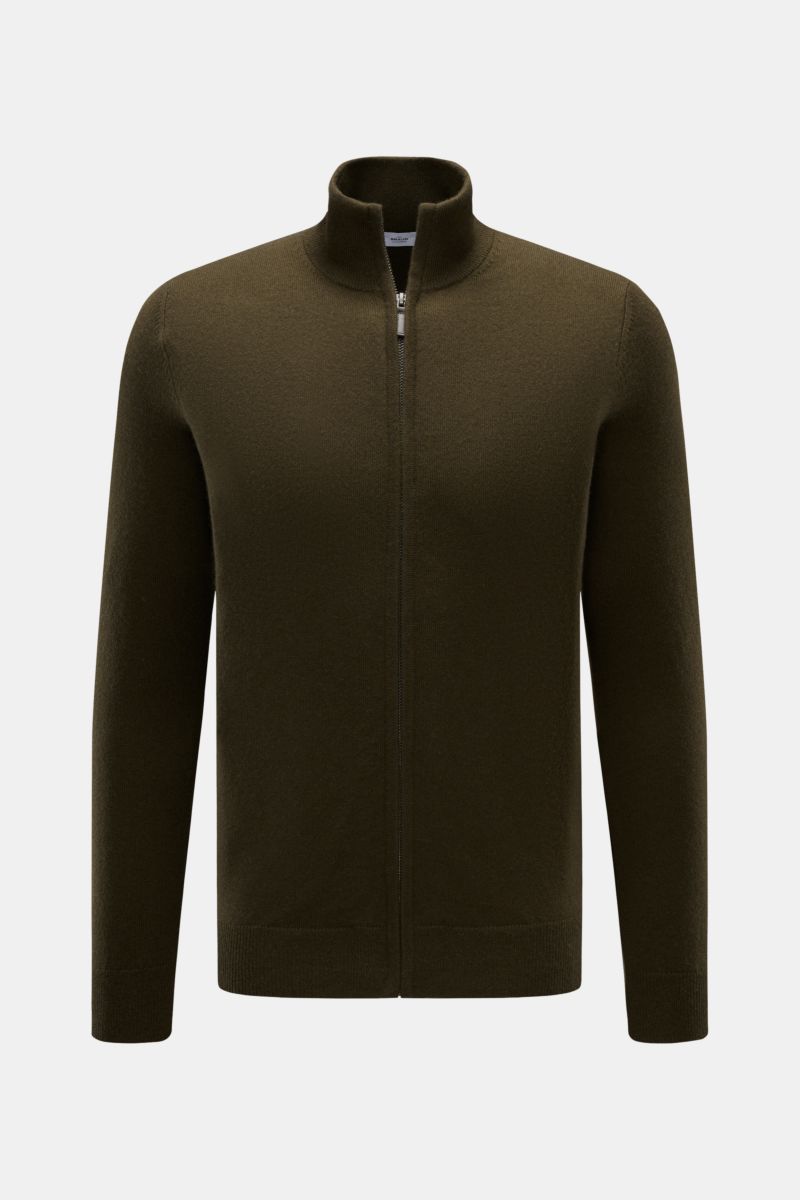 von Braun Cashmere Strickjacke dark olive, frontal fotografiert, Slim Fit, Stehkragen, Reißverschluss, weicher Griff, feines Strickbild, reine Cashmerequalität, komfortable Rippbündchen, luxuriöses Basic für kalte Tage.