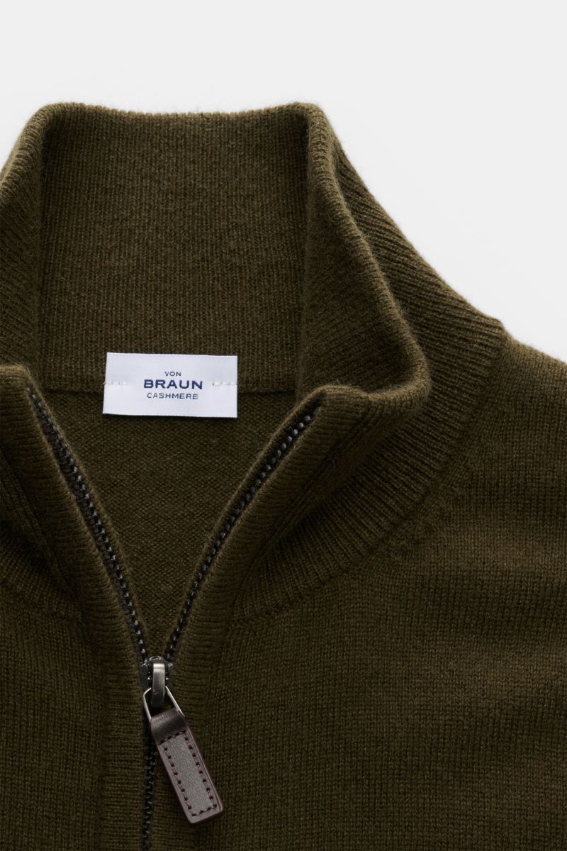 Nahaufnahme der von Braun Cashmere Strickjacke dark olive von oben, zeigt Slim Fit, Stehkragen, Reißverschluss, reinen Cashmere, weichen Griff, feines Strickbild und komfortable Rippbündchen. Luxuriöses Basic für kalte Tage.