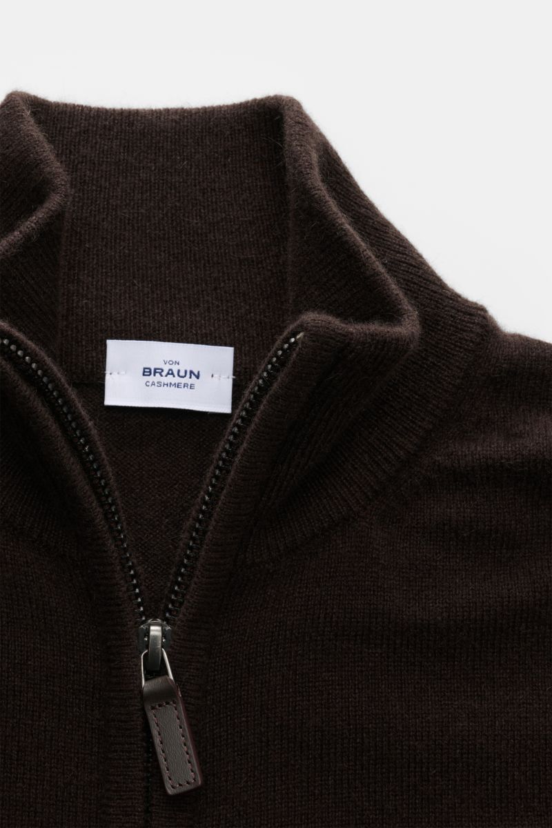 Nahaufnahme der von Braun Cashmere Strickjacke dunkelbraun von oben fotografiert mit Stehkragen, Reißverschluss, feinem Strickbild, Slim Fit, weichem Griff und Rippbündchen.