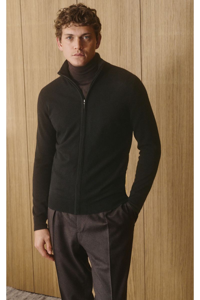 von Braun Cashmere Strickjacke schwarz aus feinem, weichem mongolischem Cashmere, Slim Fit mit Reißverschluss und Stehkragen, frontal fotografiert