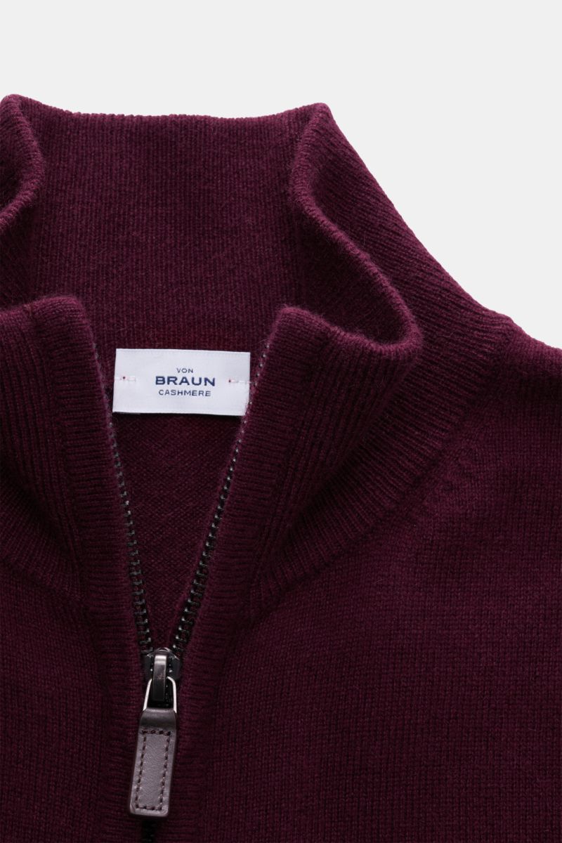 Nahaufnahme der von Braun Cashmere Strickjacke bordeaux mit Stehkragen, Reißverschluss, feinem Strickbild und weichem Griff aus reinem Cashmere.