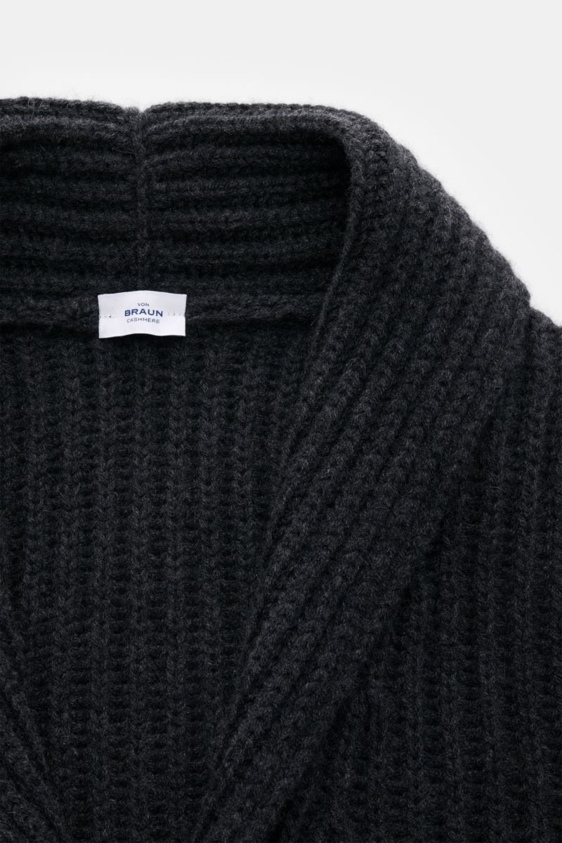 Nahaufnahme des von Braun Cashmere Cardigan anthrazit meliert im groben Chunky-Knit mit Schalkragen und weichem Griff, Slim Fit, Vier-Knopf-Leiste.