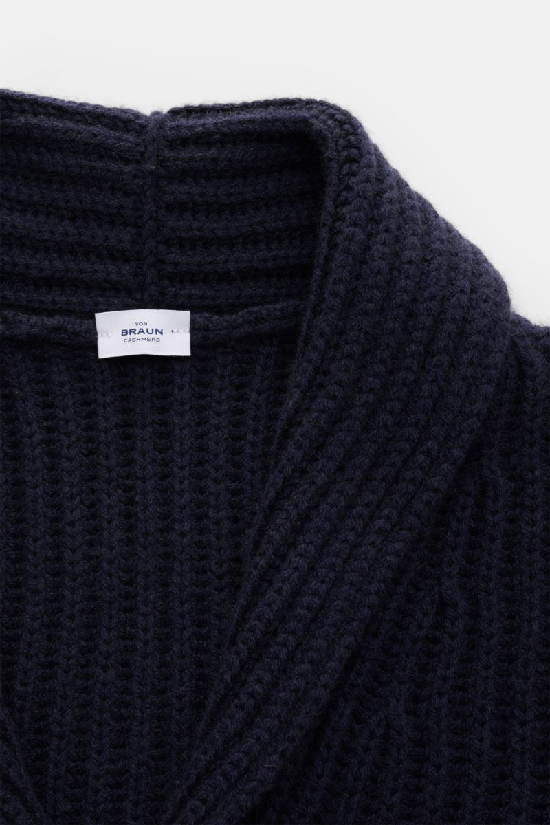 Nahaufnahme des von Braun Cashmere Cardigan navy im groben Chunky-Knit mit Schalkragen, vier Knöpfen, Slim Fit und weichem Griff.