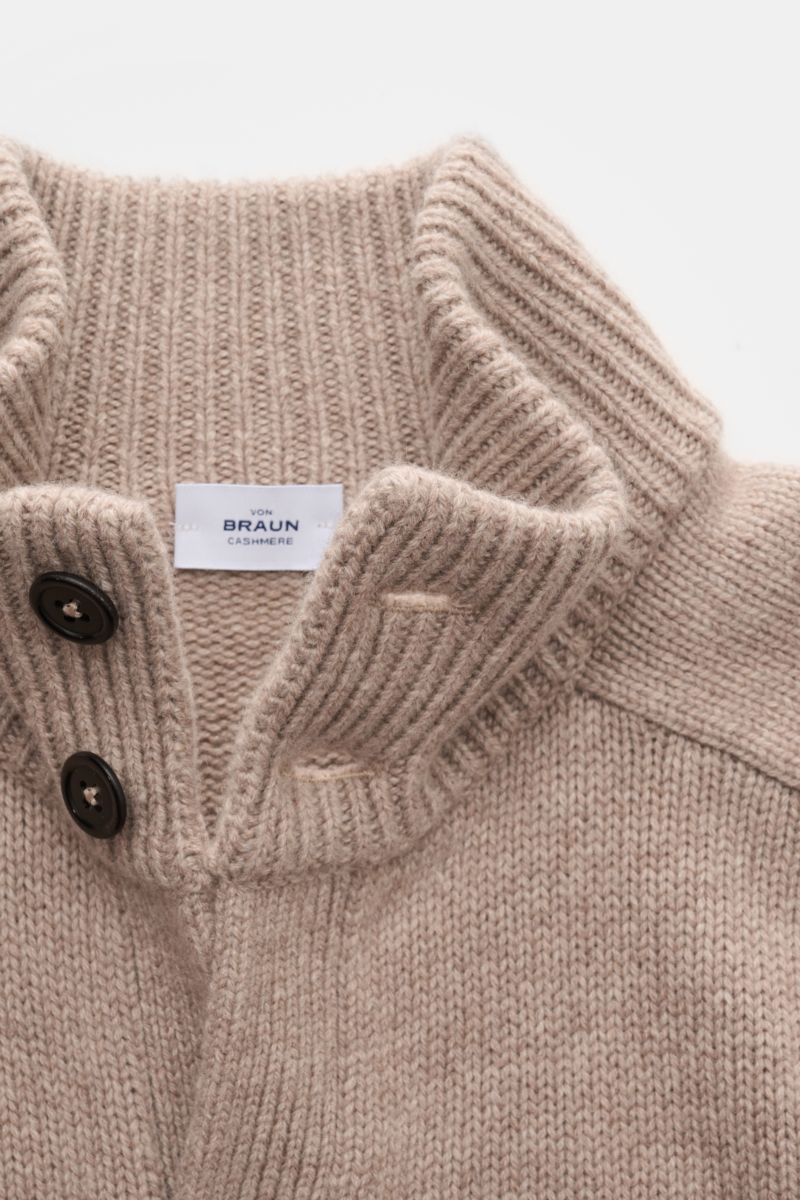 Close-up front view of von Braun Cashmere cardigan beige mottled, showing ribbed standing collar with buttons and soft knit texture.

Description: Maximum comfort with the highest standards: This cardigan from the VON BRAUN Cashmere collection is made 