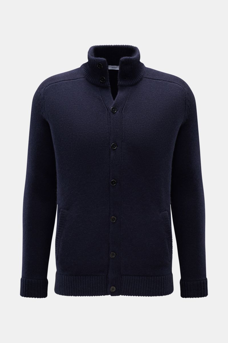 von Braun Cashmere Cardigan navy in Frontansicht, Slim Fit mit Stehkragen, durchgehender Knopfleiste, schräge Leistentaschen, Halbraglan-Ärmel, Rippbündchen, aus reinem mongolischem Cashmere, weicher Griff, mittelfeines Strickbild.