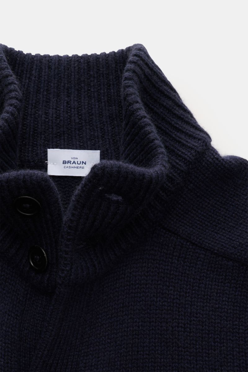 von Braun Cashmere Cardigan navy, Detailaufnahme von oben, hoher Stehkragen mit Knöpfen, mittelfeines Strickbild, reiner mongolischer Cashmere, weicher Griff, Slim Fit