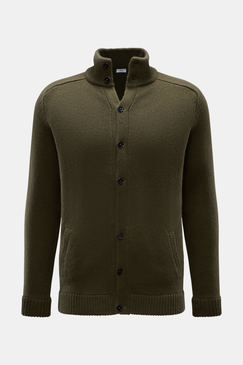 Von vorne fotografierter von Braun Cashmere Cardigan oliv aus reinem mongolischem Cashmere mit Stehkragen, Knopfleiste, schrägen Taschen und Slim Fit.
