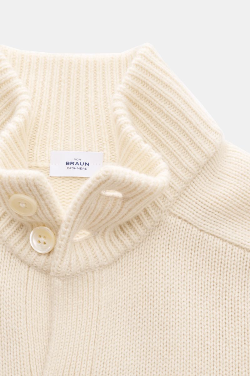 von Braun Cashmere Cardigan offwhite aus reinem mongolischem Cashmere, weicher Griff, Slim Fit, Stehkragen mit Knöpfen, Detailaufnahme von oben