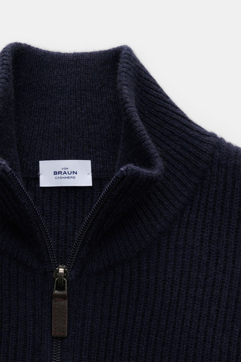 Nahaufnahme der von Braun Cashmere Strickjacke navy aus reiner mongolischer Wolle in edlem Patentstrick mit Zwei-Wege-Reißverschluss und hohem Kragen.