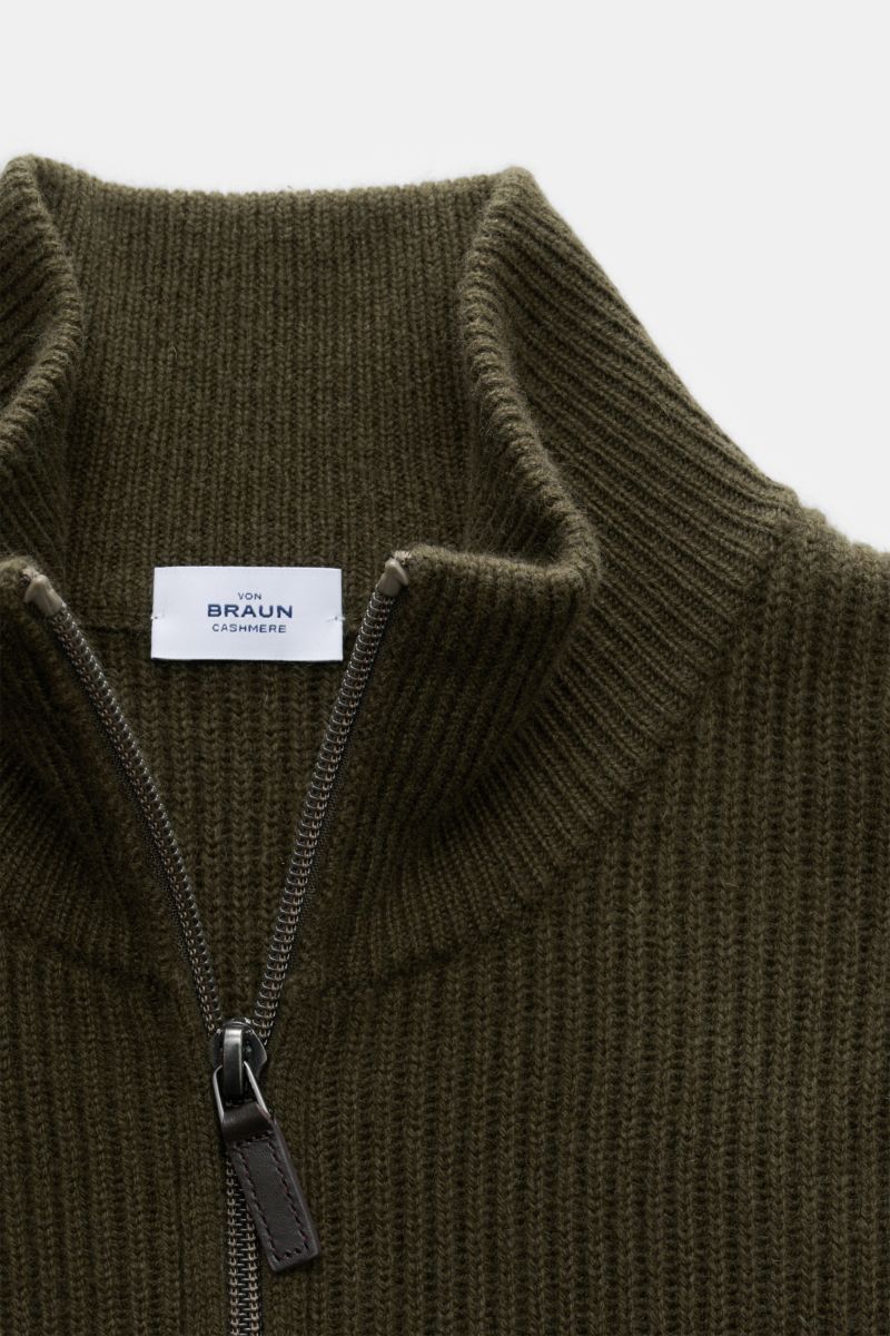 Nahaufnahme der von Braun Cashmere Strickjacke oliv aus mittlerer Perspektive, mit hohem Kragen, Zwei-Wege-Reißverschluss, Rippbündchen, mittelfeinem Patentstrick und weichem Griff.