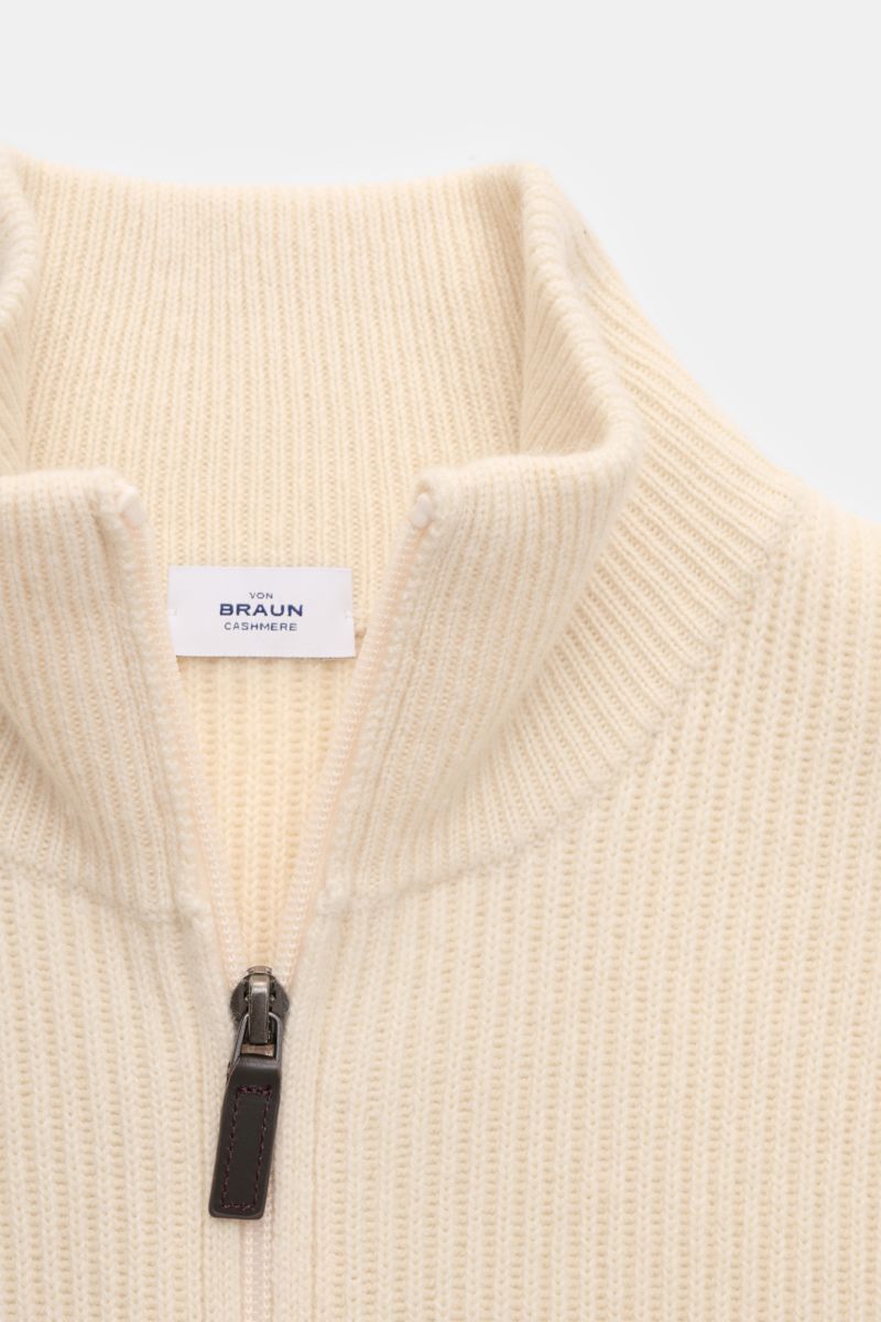 Nahaufnahme der von Braun Cashmere Strickjacke offwhite mit hohem Kragen, Zwei-Wege-Reißverschluss und edlem Patentstrick in Slim Fit.