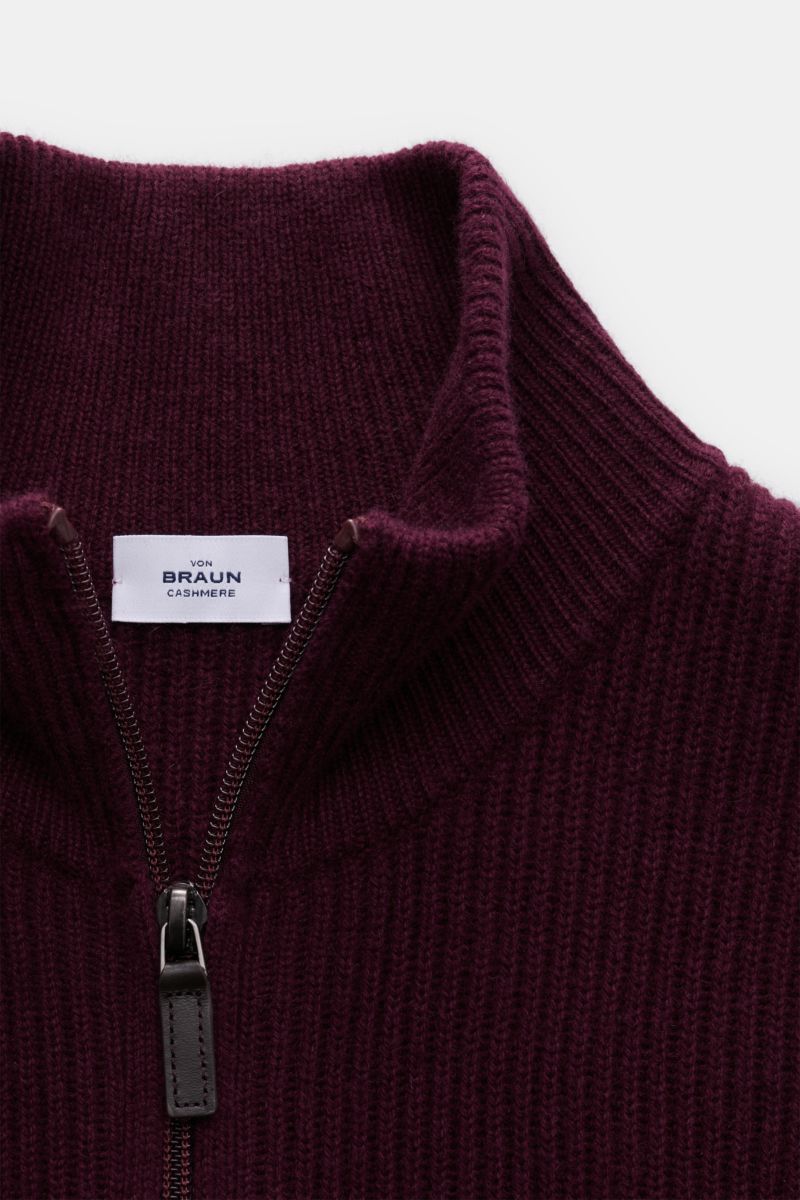 Von oben fotografierte von Braun Cashmere Strickjacke bordeaux aus mongolischem Cashmere, Slim Fit, Patentstrick, Zwei-Wege-Reißverschluss.