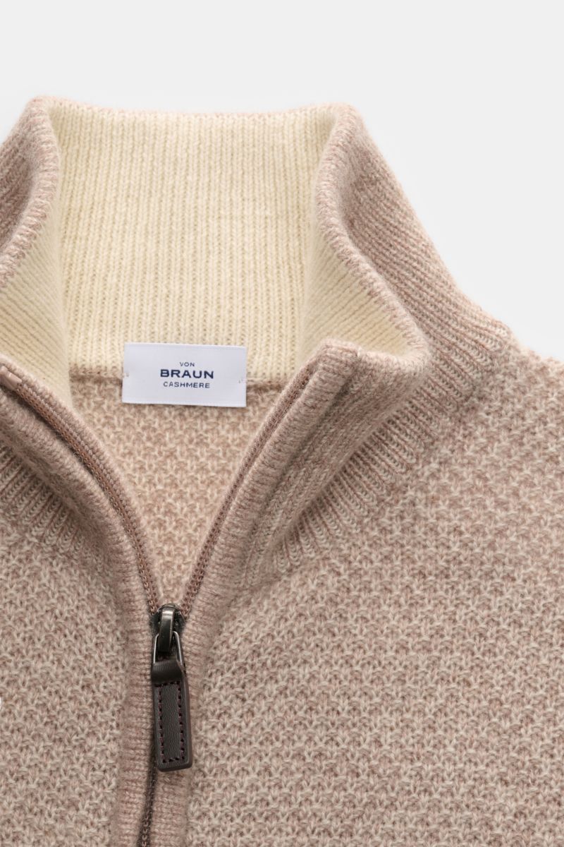 Nahaufnahme der von Braun Cashmere Strickjacke beige meliert mit hoch schließendem Kragen, Zwei-Wege-Reißverschluss und edlem Strukturstrick.