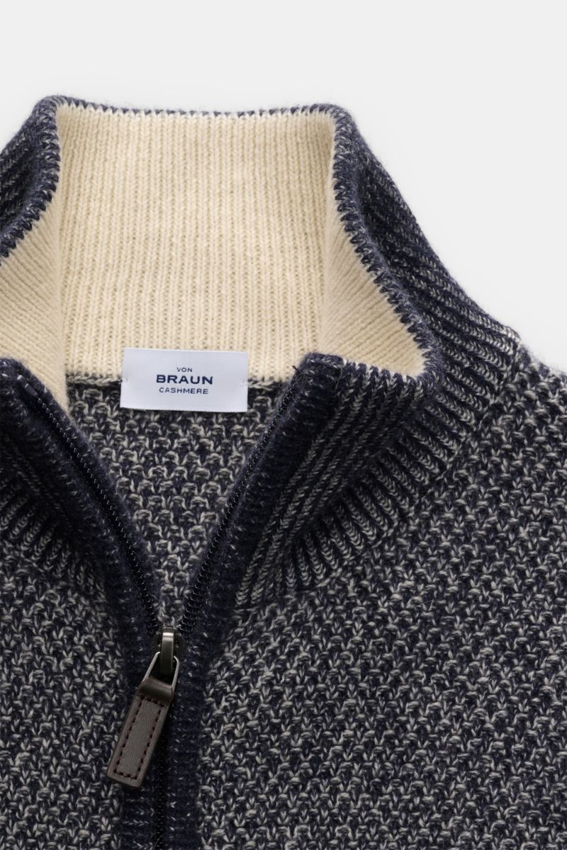 von Braun Cashmere Strickjacke navy meliert im Slim Fit, Detailaufnahme von oben zeigt hoch schließenden Kragen, Zwei-Wege-Reißverschluss, edlen Strukturstrick und weichen Griff aus reinem mongolischem Cashmere.