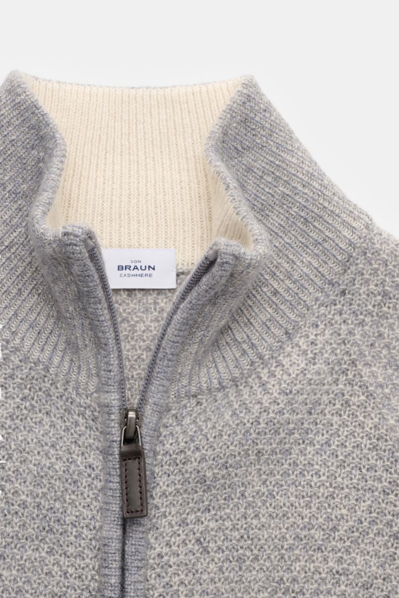 Nahaufnahme aus schräger Draufsicht der von Braun Cashmere Strickjacke grau meliert mit Strukturstrick, Zwei-Wege-Reißverschluss und hohem Kragen.