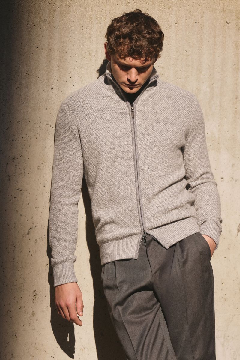 Front view of a man wearing a slim fit von Braun Cashmere cardigan grey mottled with a high-closing collar and two-way zip.

Maximum comfort with the highest standards: This cardigan in a textured knit from VON BRAUN’s cashmere collection is a great ch