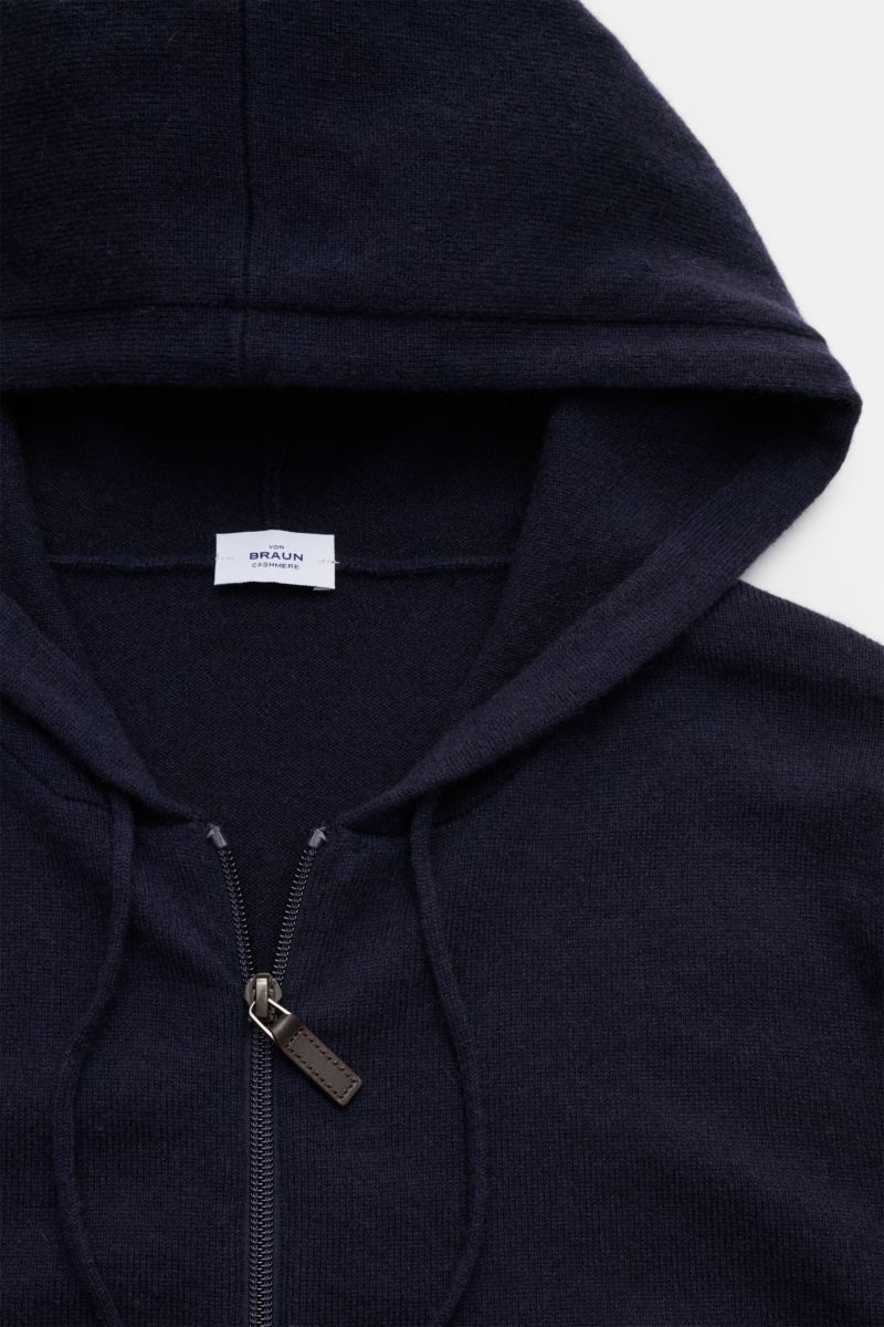 Nahaufnahme der von Braun Cashmere Strickjacke navy mit Kapuze, Tunnelzug, Zwei-Wege-Reißverschluss, Slim Fit und feinem Strickbild aus weichem mongolischem Cashmere.