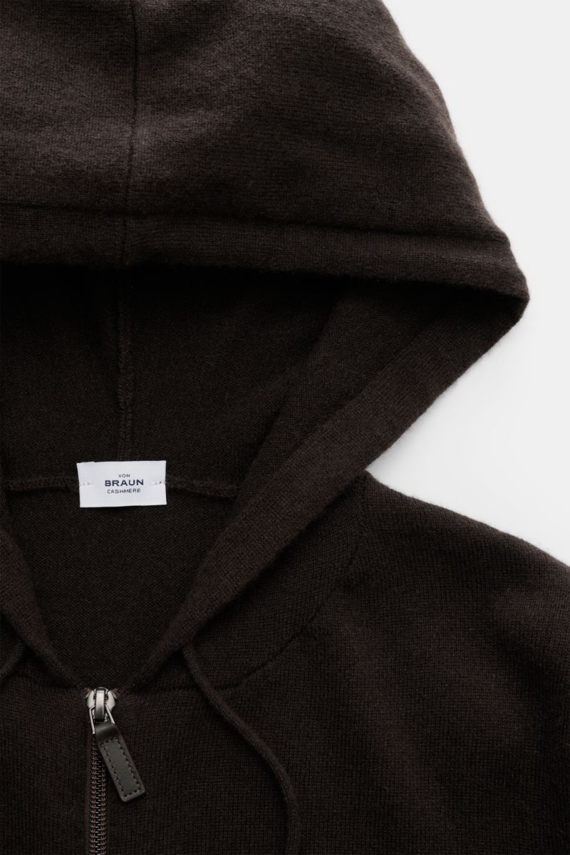 Nahaufnahme aus der Vogelperspektive der von Braun Cashmere Strickjacke dunkelbraun mit Kapuze, Tunnelzug, Zwei-Wege-Reißverschluss und weichem Strick.
