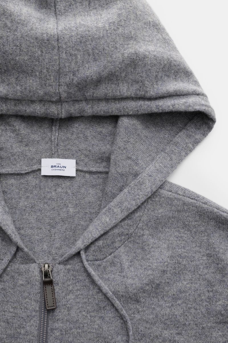 Nahaufnahme der von Braun Cashmere Strickjacke grau meliert mit Kapuze und Tunnelzug, feinem Strickbild, Zwei-Wege-Reißverschluss, Slim Fit und weichem Griff.
