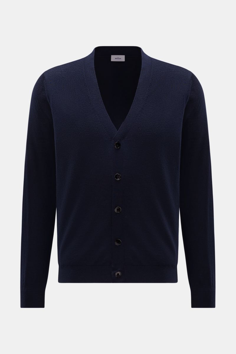 von Braun Merino Cardigan navy in Frontansicht, Regular Fit, feiner Merinowolle Feinstrick, weicher Griff, 5 Perlmuttknöpfe, elastische Rippbündchen, klassischer Office-Allrounder.