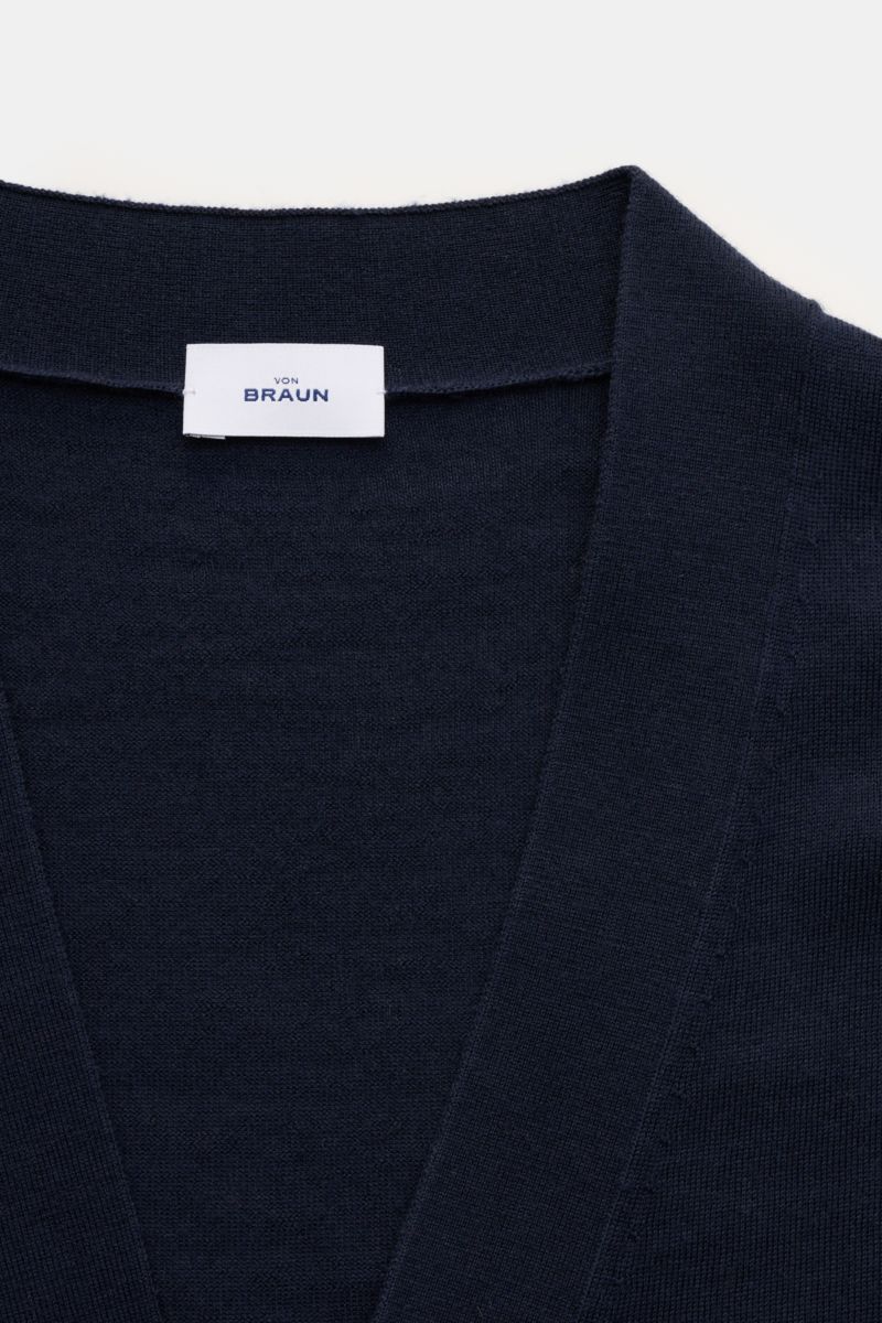 von Braun Merino Cardigan navy aus reiner Merinowolle, feiner Strick, weicher Griff, Regular Fit, Fünf-Knopf-Leiste mit Perlmuttknöpfen, elastische Rippbündchen, Nahaufnahme von oben
