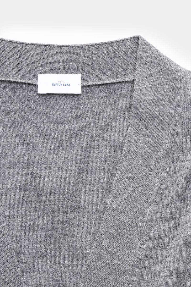 Nahaufnahme des von Braun Merino Cardigan grau meliert aus reiner Merinowolle mit feinem Strickbild, Regular Fit, Perlmuttknöpfen und elastischen Rippbündchen, fotografiert von oben.