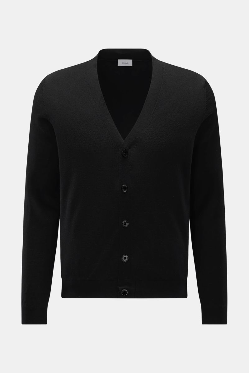 von Braun Merino Cardigan schwarz, frontale Ansicht, Regular Fit aus reiner Merinowolle mit feinem Strickbild, Perlmuttknöpfen und elastischen Rippbündchen.