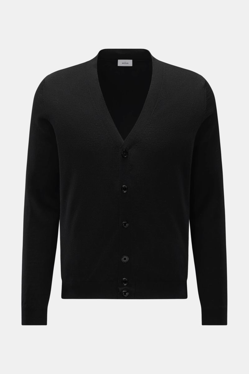 von Braun Merino Cardigan schwarz, frontale Ansicht, Regular Fit Cardigan aus reiner Merinowolle mit weichem Griff, feinem Strickbild, fünf Perlmuttknöpfen und elastischen Rippbündchen, ideal für Office und Übergangszeit.
