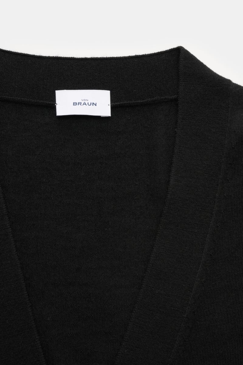 von Braun Merino Cardigan schwarz, Nahaufnahme von oben, feines Strickbild, V-Ausschnitt, Perlmuttknöpfe, Regular Fit, Merinowolle, weicher Griff