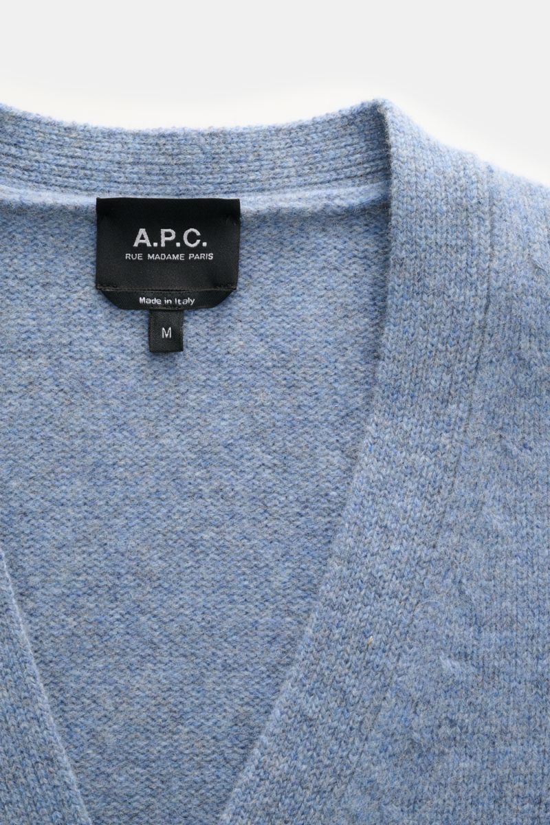 Nahaufnahme des A.P.C. Cardigan 'Kevin' rauchblau meliert, Fokus auf Rundhalsausschnitt und schwarzem Label, reine Wolle, Regular Fit.