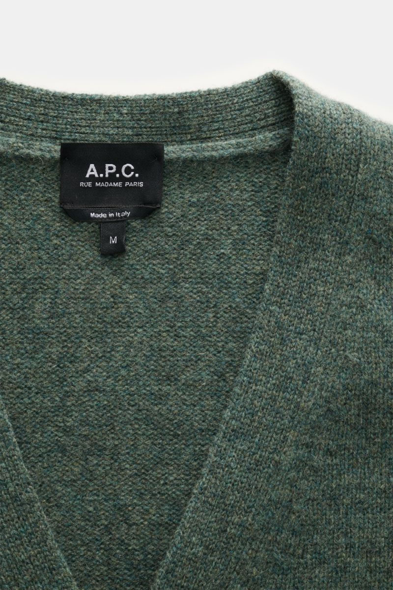 A.P.C. Cardigan 'Kevin' graugrün meliert, Detailaufnahme von oben auf Rundhalsausschnitt, reine Wolle, Regular Fit, Rippbündchen, Logo am Bund.