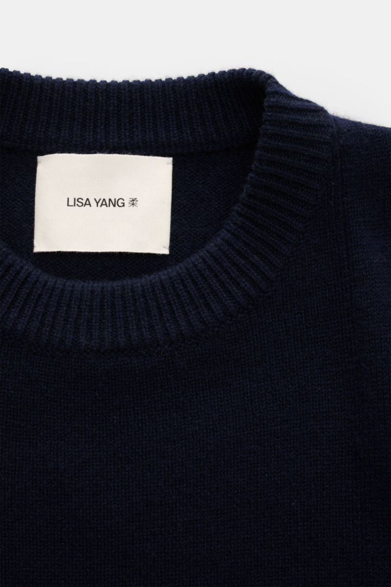 Lisa Yang Cashmere Pullunder 'Dennis' navy in Nahaufnahme von oben, Slim Fit, Rundhalsausschnitt, feines Strickbild, Saum in Rippstrick, reiner Cashmere, weicher Griff.