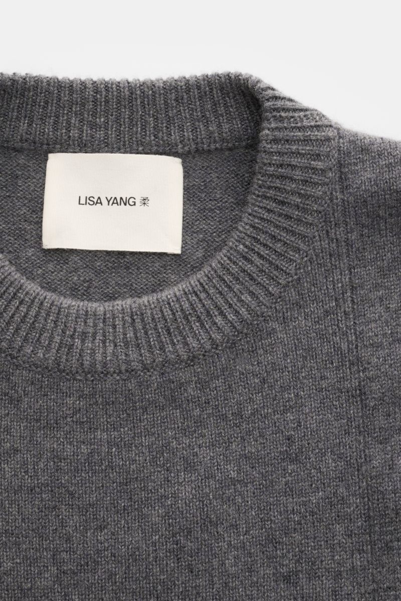 Lisa Yang Cashmere Pullunder 'Dennis' grau meliert, Nahaufnahme von oben, Slim Fit mit Rundhalsausschnitt, weicher Griff, feines Strickbild, Rippstrick-Saum.