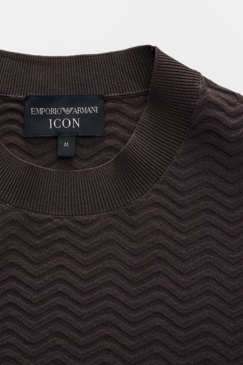 Emporio Armani Kurzarmpullover dunkelgrau shown from above, featuring elegant textured knit, round neckline, ribbed cuffs, logo stitching, slim fit, and viscose-microfiber blend. Facettenreicher Hingucker: Der Kurzarmpullover von EMPORIO ARMANI überzeugt 