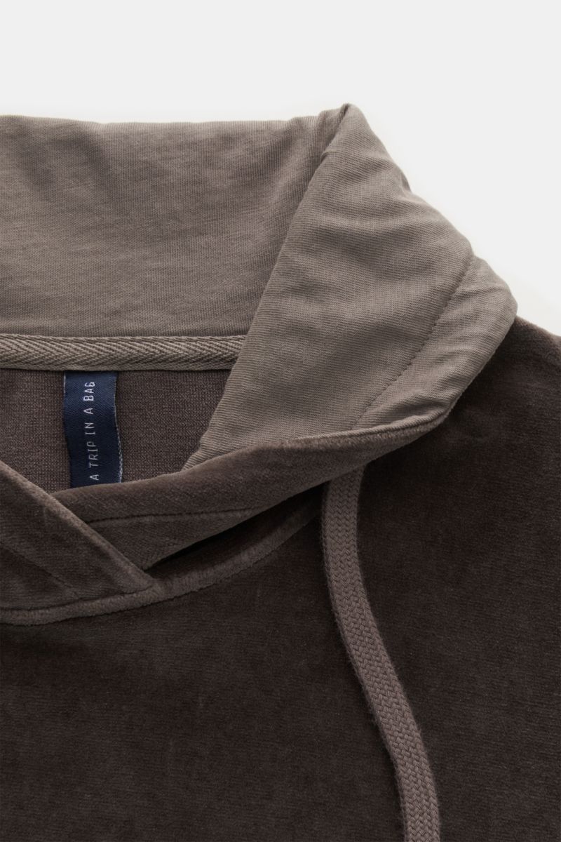 04651/ A trip in a bag Velour hooded jumper 'Nicki Turtle' dark brown