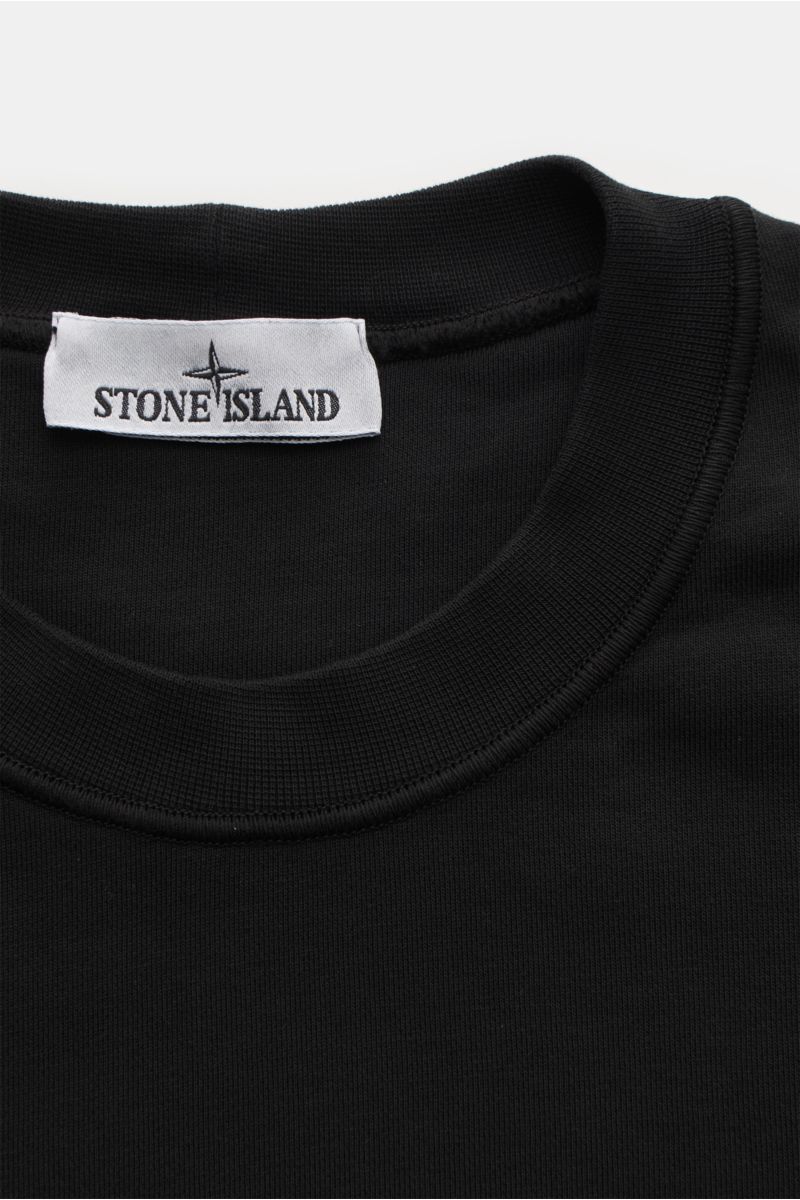 Stone Island Rundhals-Sweatshirt schwarz, Slim Fit, garment dyed, weicher Griff, Rundhalsausschnitt, Detailaufnahme von oben mit Label sichtbar.