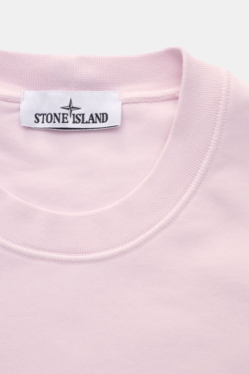 Stone Island Rundhals-Sweatshirt rosé, Nahaufnahme von oben, Sweat aus reiner Baumwolle, weicher Griff, markante Naht, garment dyed, Slim Fit, Rundhalsausschnitt, Kompass-Badge, Rippbündchen.