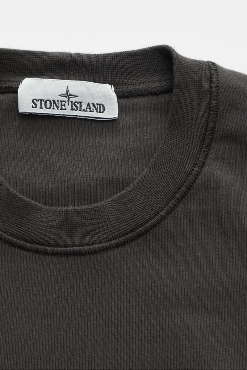 Stone Island Rundhals-Sweatshirt dunkelgrau, Nahaufnahme von Rundhalsausschnitt und Label, Sweat aus reiner Baumwolle, weicher Griff, markante Nahtverarbeitung, garment dyed, Slim Fit, Rundhalsausschnitt, typisches Kompass-Badge, Sweat Innenseite, komfort