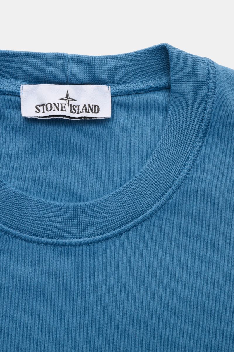Stone Island Rundhals-Sweatshirt graublau, Nahaufnahme von Rundhalsausschnitt und Label, Baumwolle, weich, slim fit, garment dyed.