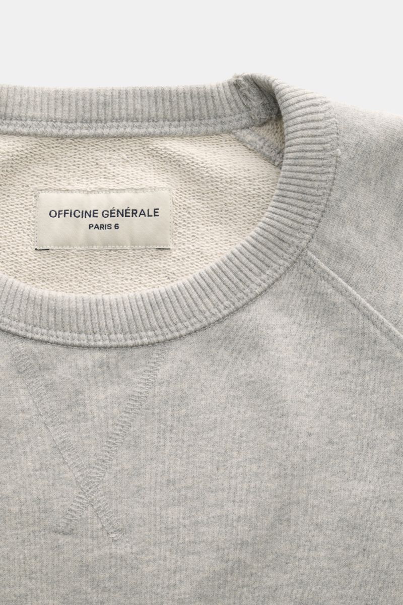 Officine Générale Rundhals-Sweatshirt 'Didi' hellgrau meliert, aus Bio-Baumwolle mit Raglanärmeln, Slim Fit, Overlock-Nähten, Rippbündchen, Detailansicht.
