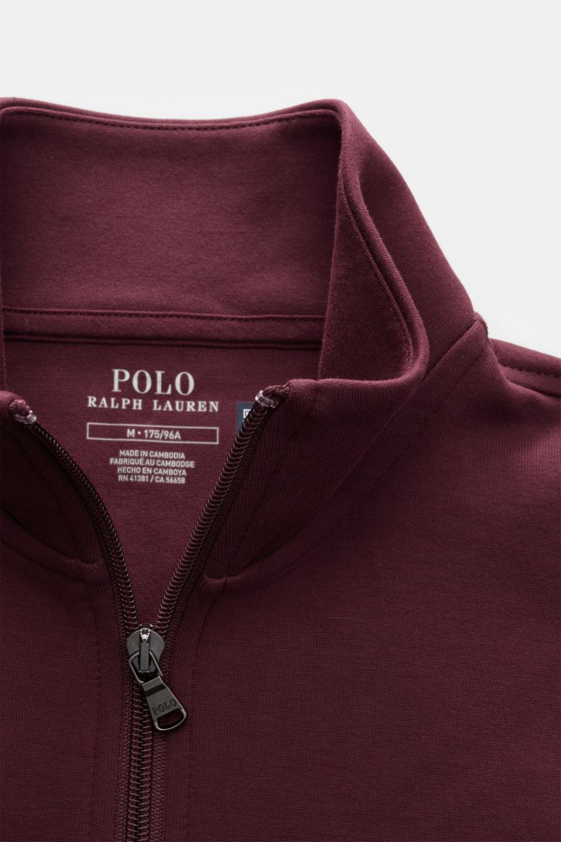 Polo Ralph Lauren Sweat-Troyer bordeaux, Detailaufnahme von oben, weicher Jersey aus Baumwolle und Microfaser, Troyer-Kragen mit Reißverschluss, Regular Fit, komfortable Rippbündchen, typisches Polo-Reiter-Stitching.