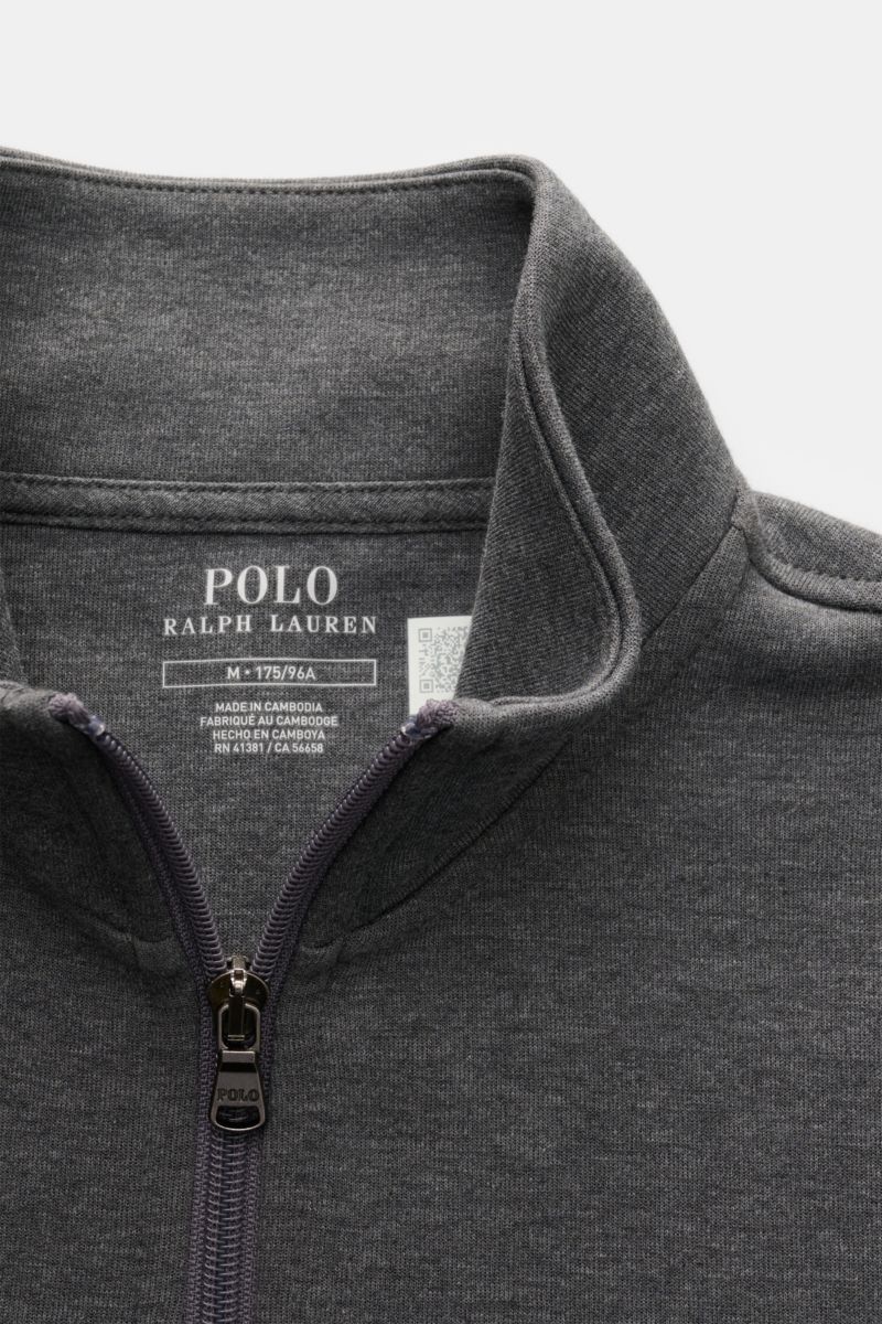 Nahaufnahme des Polo Ralph Lauren Sweat-Troyer dunkelgrau meliert von oben mit Troyer-Kragen, Reißverschluss und weichem Jersey aus Baumwolle und Microfaser.