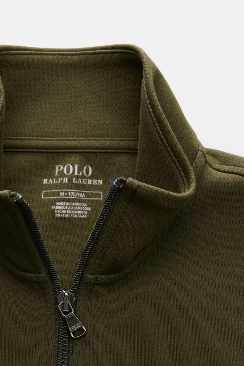 Polo Ralph Lauren Sweat-Troyer dark olive, Nahaufnahme von Troyer-Kragen mit Reißverschluss, weicher Baumwoll-Microfaser-Jersey, Regular Fit, Rippbündchen, Polo-Reiter-Stitching.