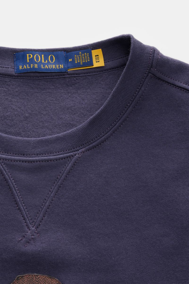 Nahaufnahme des Polo Ralph Lauren Sweatshirt navy mit Rundhalsausschnitt, Sweater-Stitching und weichem Baumwoll-Mix, Polo-Bear-Print sichtbar.
