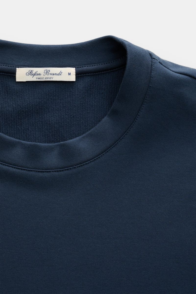 Nahaufnahme von Stefan Brandt Rundhals-Longsleeve 'Eder' navy, Vorderseite, Jersey aus Pima-Baumwolle, komfortabler Stretch, weicher Griff, Slim Fit, Rundhalsausschnitt, breites Saumbündchen.
