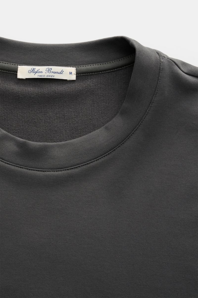 Stefan Brandt Rundhals-Longsleeve 'Eder' dunkelgrau, Nahaufnahme von oben, Jersey aus Pima-Baumwolle, komfortabler Stretch, weicher Griff, Slim Fit, Rundhalsausschnitt, breites Saumbündchen.