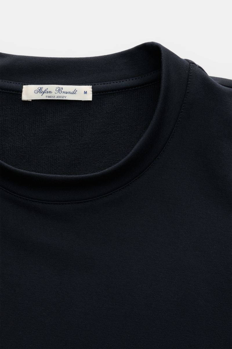 Stefan Brandt Rundhals-Longsleeve 'Eder' dark navy, Nahaufnahme von oben, Jersey aus Pima-Baumwolle, komfortabler Stretch-Anteil, weicher Griff, Slim Fit, Rundhalsausschnitt, breites Saumbündchen.