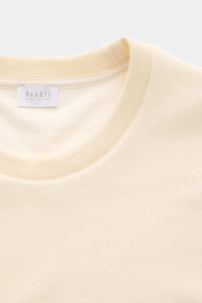 04651/ A trip in a bag Rundhalspullover creme, Nahaufnahme von oben, weiche Woll-Baumwollmischung, Rippstrick-Rundhalsausschnitt, Doubleface-Qualität.