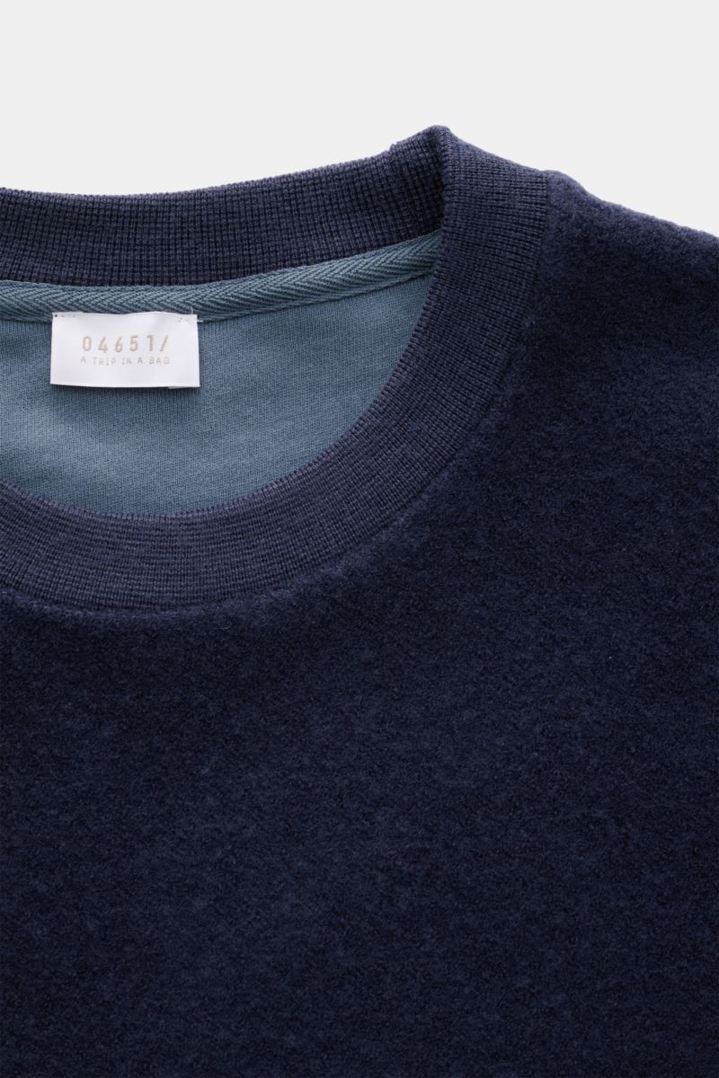 04651/ A trip in a bag Rundhalspullover dunkelblau in Nahaufnahme von oben, samtige Fleece-Textur, Woll-Baumwollmix, Rundhalsausschnitt.